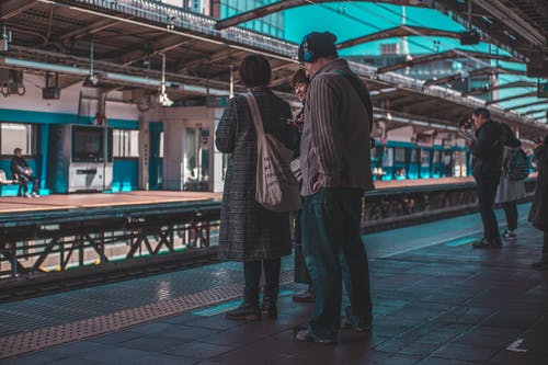 在火车站等车的人的照片 · 免费素材图片