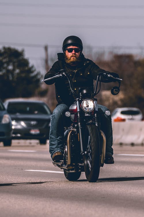 男子在公路上骑摩托车 · 免费素材图片