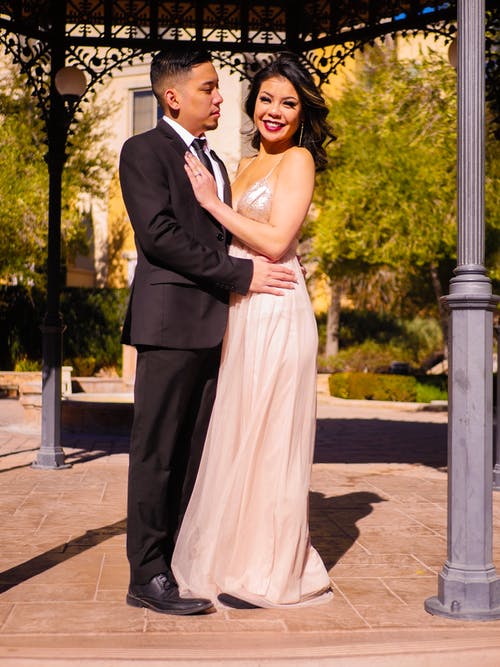 夫妇站在凉亭下 · 免费素材图片