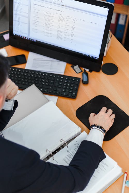 男子使用台式计算机集 · 免费素材图片