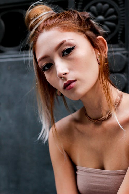 坐在女人的选择性聚焦照片 · 免费素材图片