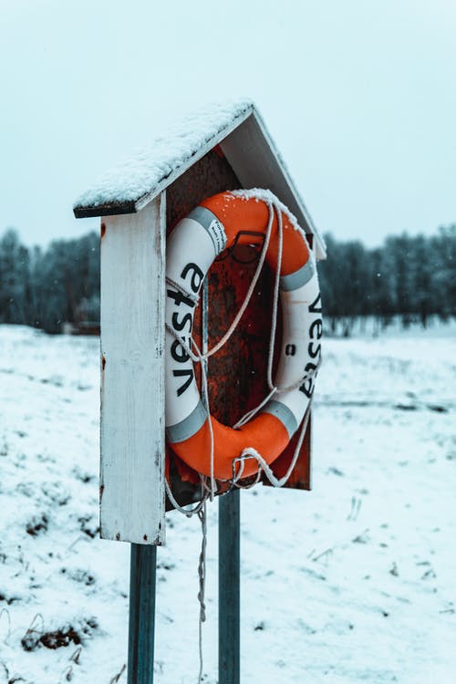 白色和橙色安全环 · 免费素材图片