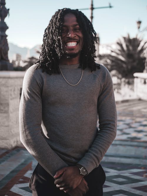 灰色长袖毛衣的男人微笑着的照片 · 免费素材图片