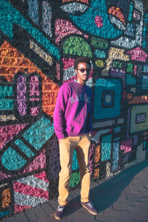 男子站在他的手在他的口袋里 · 免费素材图片