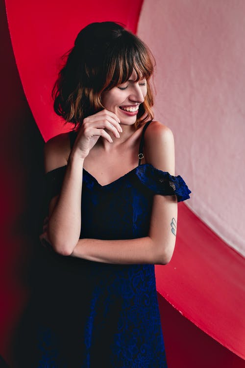 面对她的左眼，微笑的女人闭着眼睛 · 免费素材图片