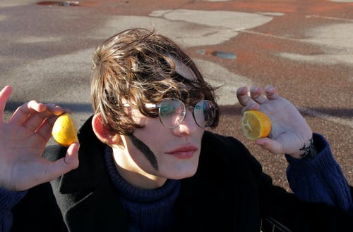 女人抱着橙色水果 · 免费素材图片