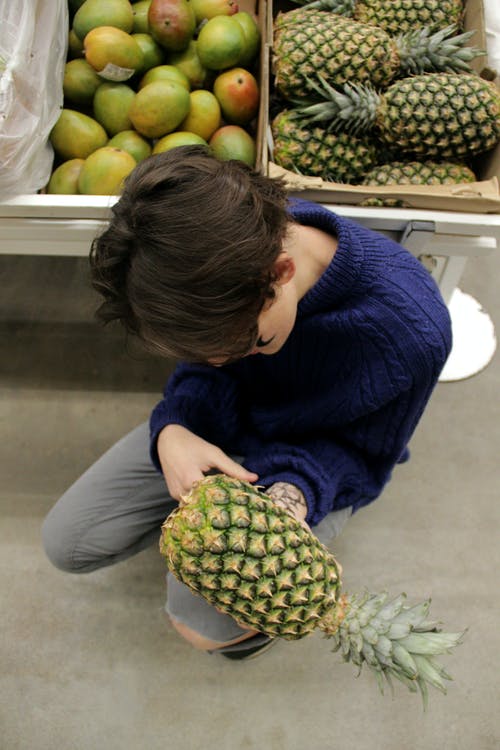 男子手持菠萝 · 免费素材图片