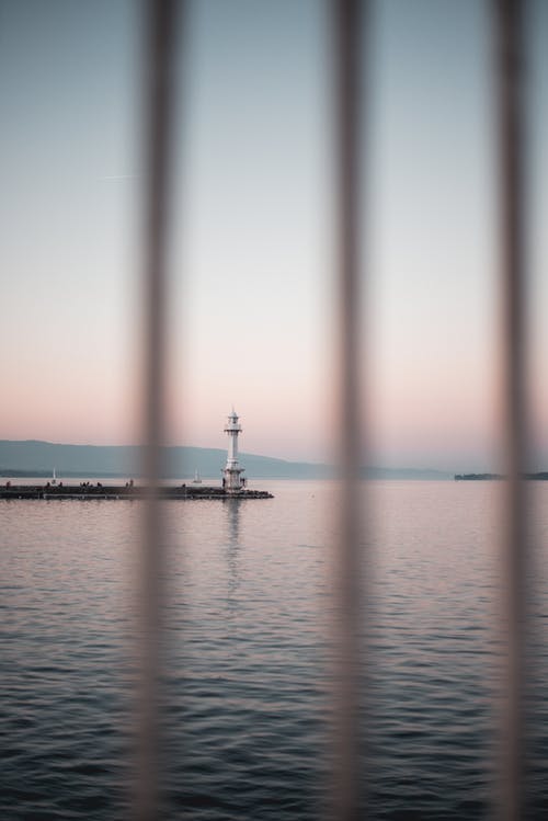 灯塔在海边的选择性焦点照片 · 免费素材图片