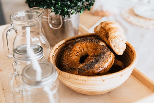 米色陶瓷碗烤的面包 · 免费素材图片