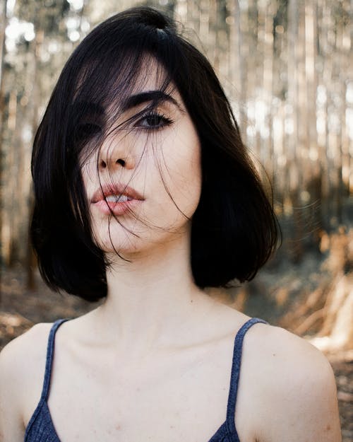 女人穿着蓝色意大利面条表带上衣 · 免费素材图片