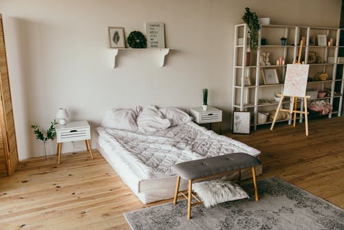 床边的白色木架子 · 免费素材图片