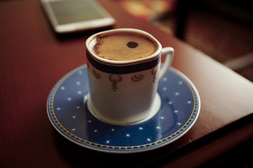 陶瓷杯装满咖啡 · 免费素材图片