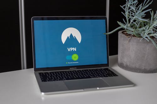 灰色和黑色macbook Pro显示vpn · 免费素材图片