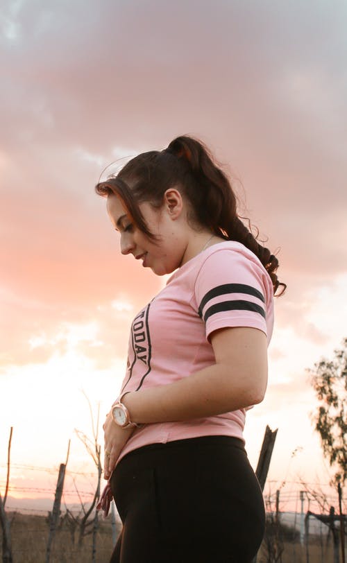 站在栅栏旁边的女人 · 免费素材图片