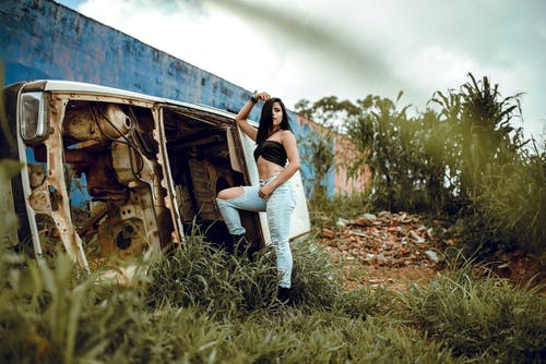倚在车上的女人的照片 · 免费素材图片
