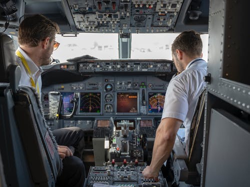 两名飞行员坐在飞机内 · 免费素材图片
