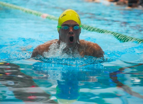戴黄色游泳帽即将游泳的人 · 免费素材图片