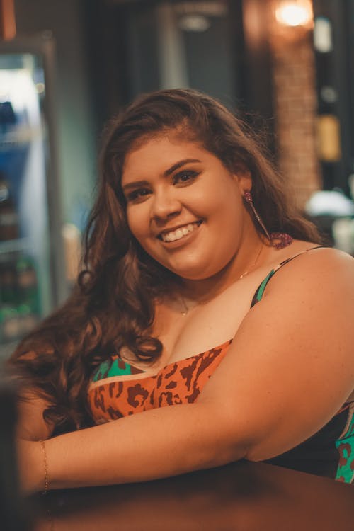 坐在棕色桌子前的女人 · 免费素材图片