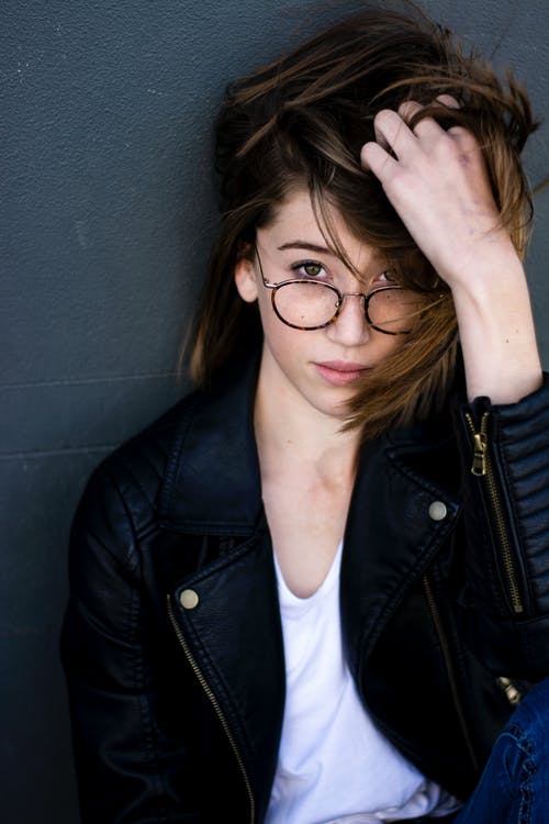 倚在灰墙前的女人 · 免费素材图片