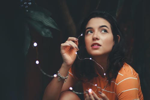 女人穿着橙色和白色的条纹的衬衫 · 免费素材图片