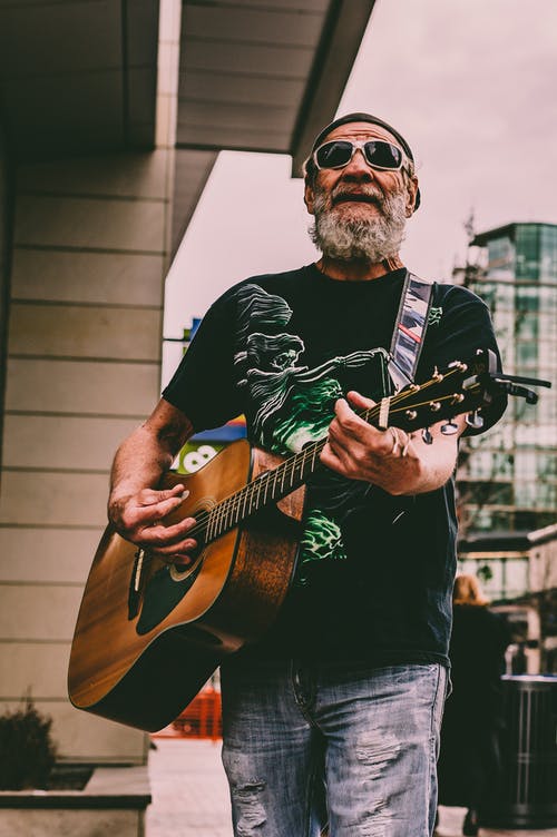 在大街上弹吉他的人 · 免费素材图片