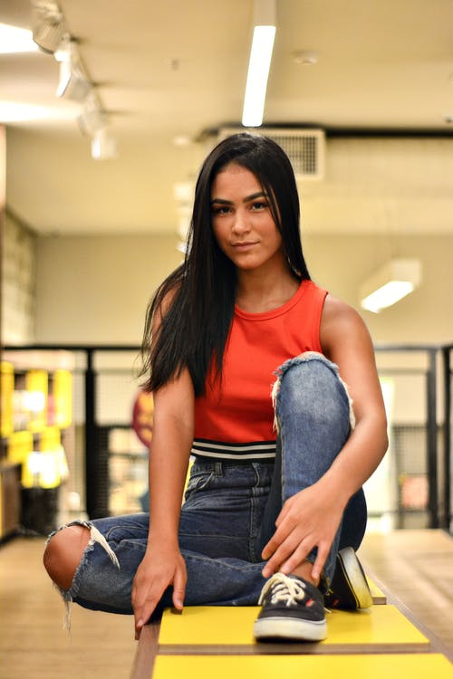 女人坐在好的房间里的长椅上的照片 · 免费素材图片