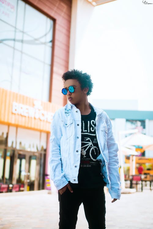 站在红色大楼附近的人 · 免费素材图片