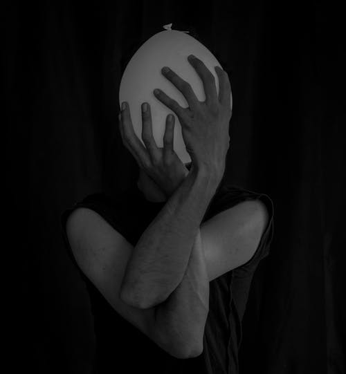 男子手持气球照片 · 免费素材图片