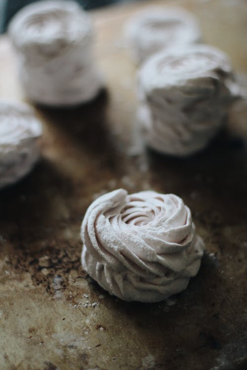 白色花卉装饰 · 免费素材图片