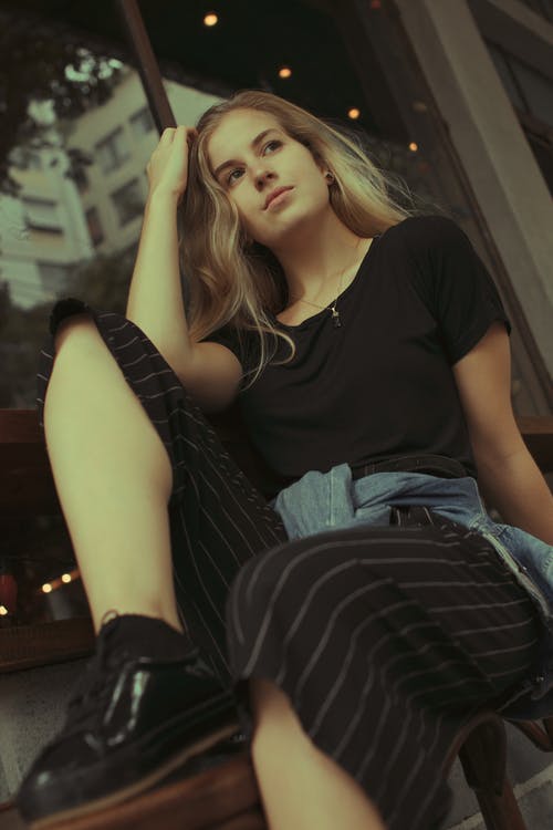 黑色圆领衬衫和裤子的一位不知名名人 · 免费素材图片