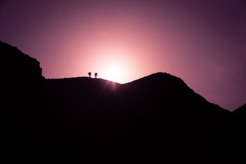 两人站在黑山峰上的剪影照片 · 免费素材图片