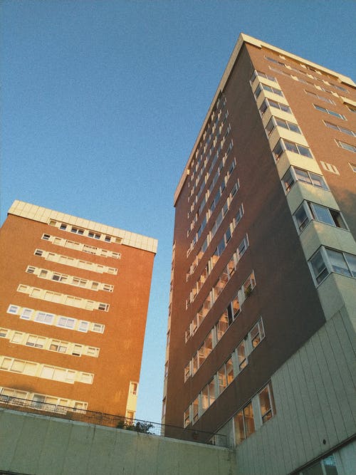 橙色高层建筑的低角度摄影 · 免费素材图片