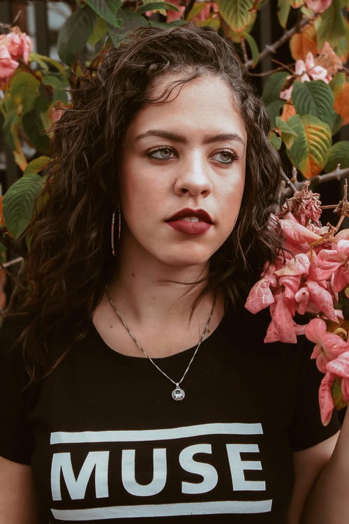 穿黑色和白色圆领衬衫的女人 · 免费素材图片