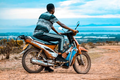 男子骑摩托车 · 免费素材图片