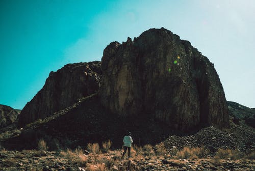 站在山前的人 · 免费素材图片