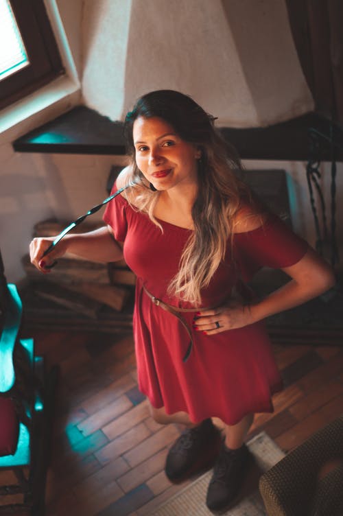 红色礼服的微笑的妇女 · 免费素材图片