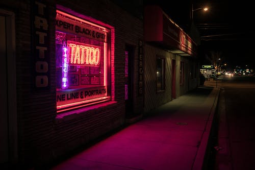 纹身店霓虹灯标牌 · 免费素材图片