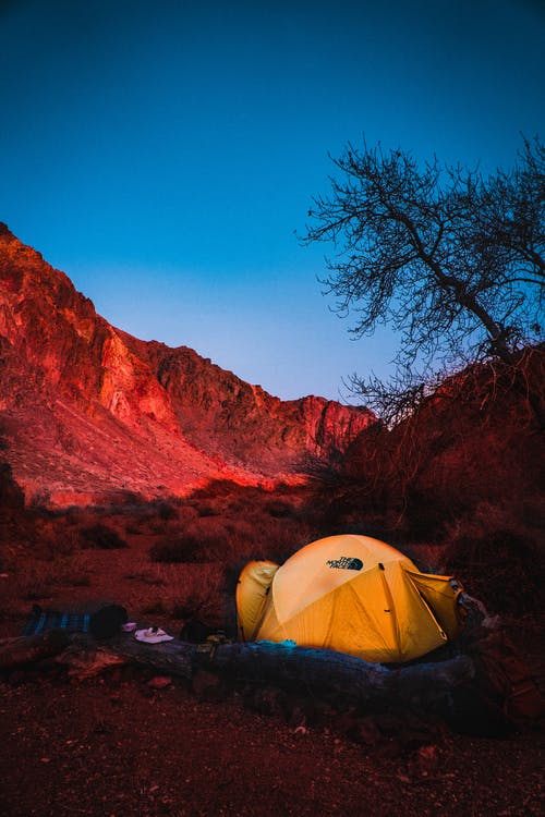 在峡谷的黄色小屋帐篷 · 免费素材图片