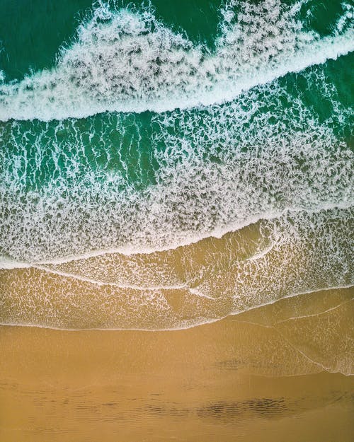 海浪鸟瞰图 · 免费素材图片