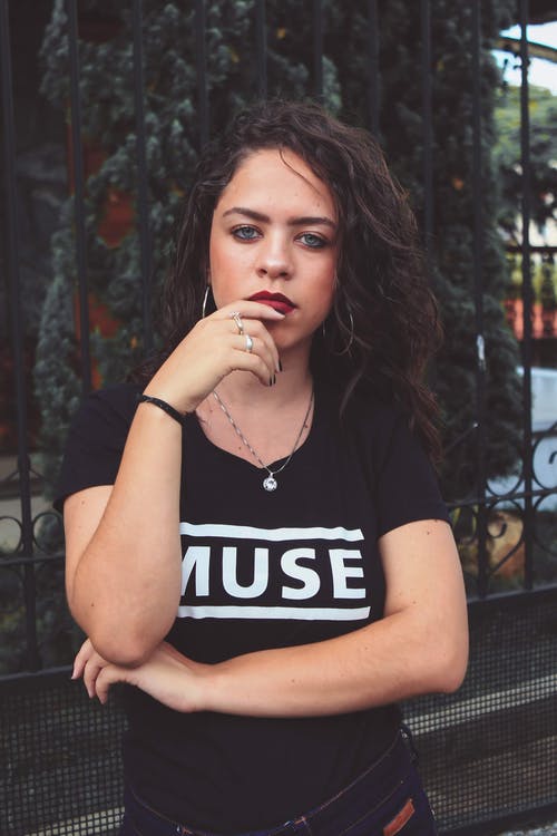 穿黑衬衫的女人的照片 · 免费素材图片