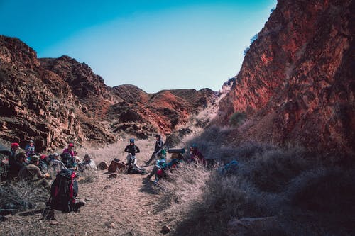 丘陵中间的人 · 免费素材图片