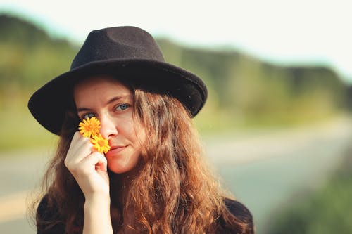 戴黑帽子的女人的照片 · 免费素材图片