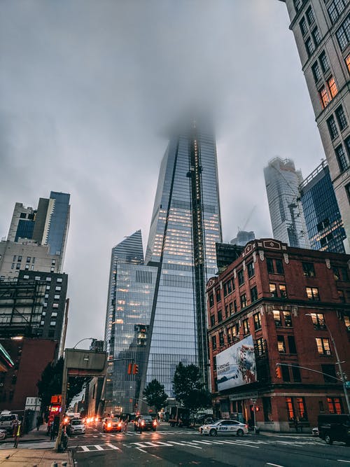 车辆和高层建筑 · 免费素材图片