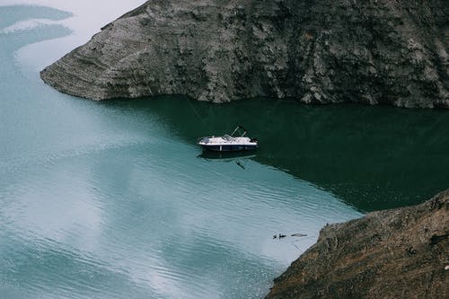 在两座山中间的摩托艇 · 免费素材图片