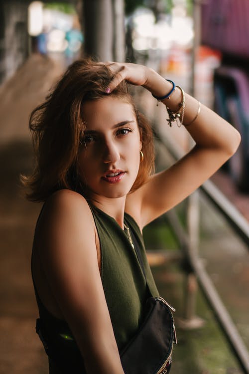 女人做栏杆附近的姿势 · 免费素材图片