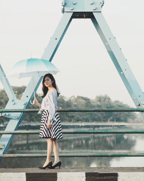 撑着伞在桥上的女人的照片 · 免费素材图片