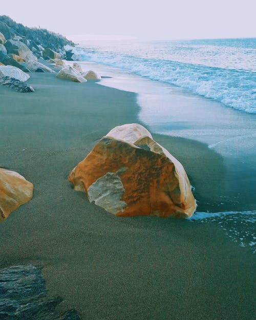 布朗岩附近海摄影 · 免费素材图片
