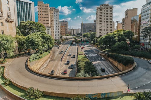 建筑物附近道路上行驶的车辆 · 免费素材图片