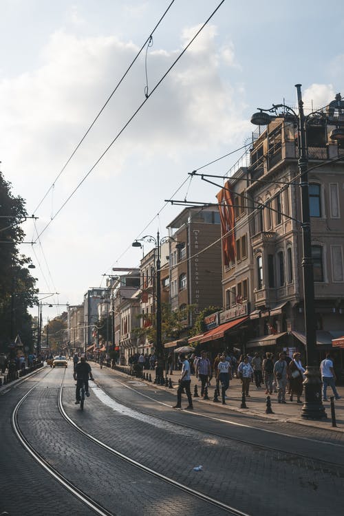 白天人们在街上行走和骑自行车 · 免费素材图片