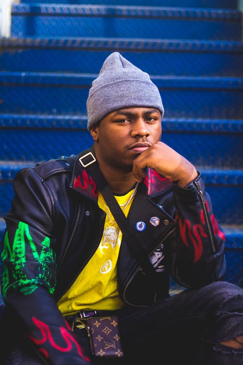 男子将脸倚在左臂上 · 免费素材图片